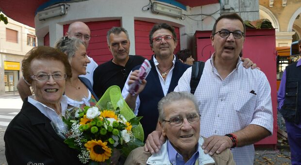 Addio Velia, per 30 anni nel chiosco di piazza Cavour: vero punto di ritrovo per un'intera generazione di ragazzi