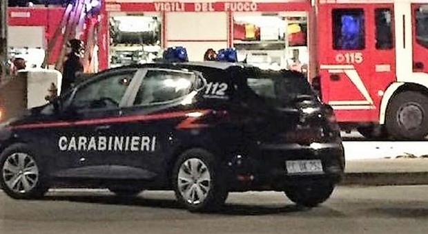 Vigili del fuoco e carabinieri a lavoro
