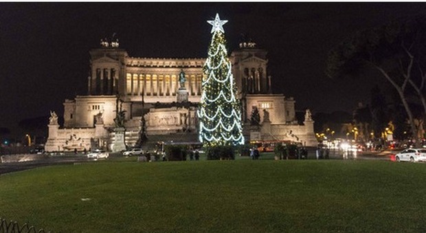 Roma, dopo le polemiche il restyling: l'albero di Piazza Venezia ora è più bello