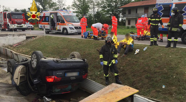 Audi A4 si cappotta e va fuori strada: cinque giovani feriti