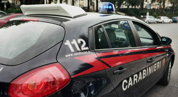 Audi A6 sperona i carabinieri, inseguimento da film, spari, caccia all'uomo: tre bloccati in un container