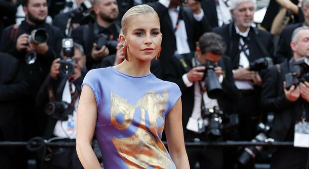 Cannes, l'abito dell'influencer tedesca è uguale a quello indossato da Chiara Ferragni a Sanremo