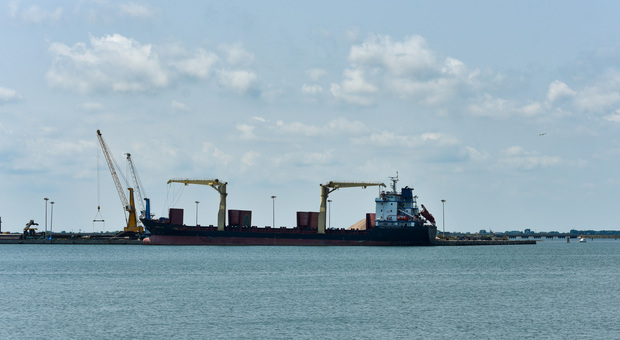 Porto di Chioggia, nave cargo fermata: gravi carenze tecniche