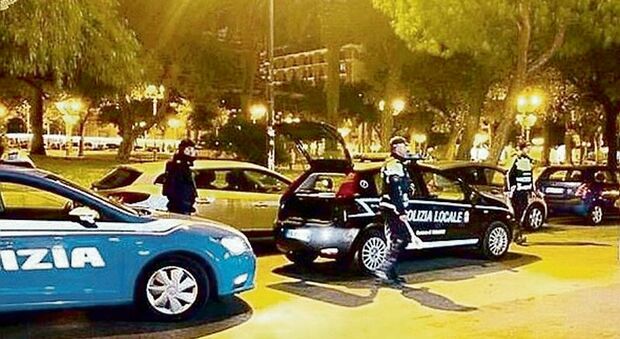 Taranto, tenta di lanciarsi dal ponte girevole: lo salvano un poliziotto e due vigili