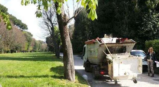 Reggia di Caserta, la provocazione del sindaco: mezzi del Comune puliscono il parco