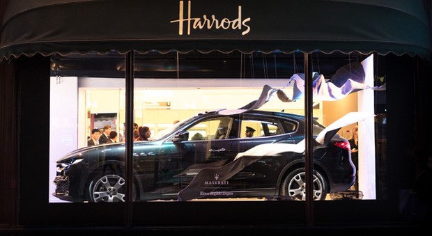 La Maserati Levante in vetrina da Harrods a Londra