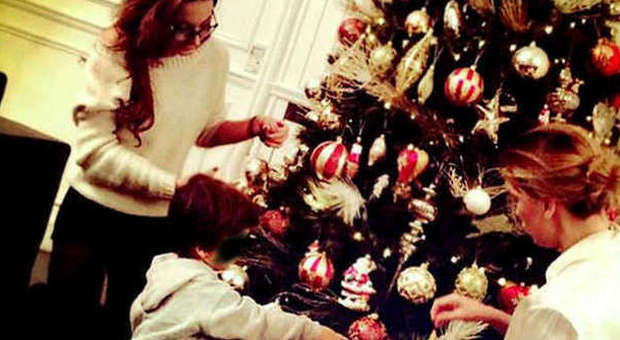 ​Claudia Galanti, la prima foto dopo la morte di Indila: decora l'albero con il figlioletto