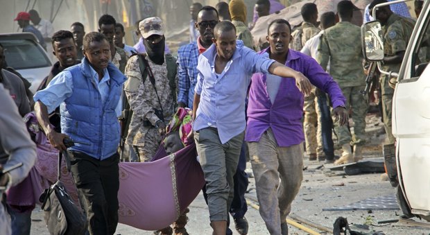 Mogadiscio, camion-bomba esplode davanti al Safari hotel: almeno 30 morti