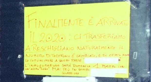 Negozio chiuso e cartello di denuncia del degrado: «Spacciatori ovunque, ce ne andiamo in Friuli»
