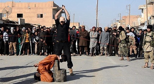 Isis, cinque presunte spie decapitate a Raqqa: i familiari costretti ad assistere alle esecuzioni