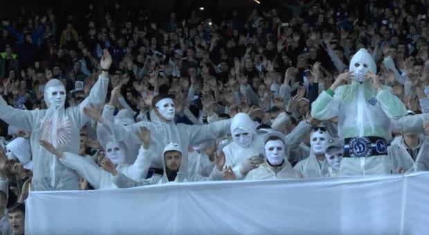 Choc allo stadio: ultrà travestiti da membri del Ku Klux Klan in curva