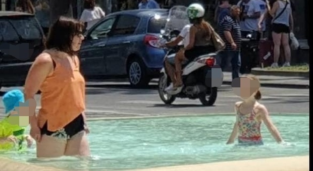Sorrento, la vasca è diventata piscina: bimbi fanno il bagno in piazza Lauro
