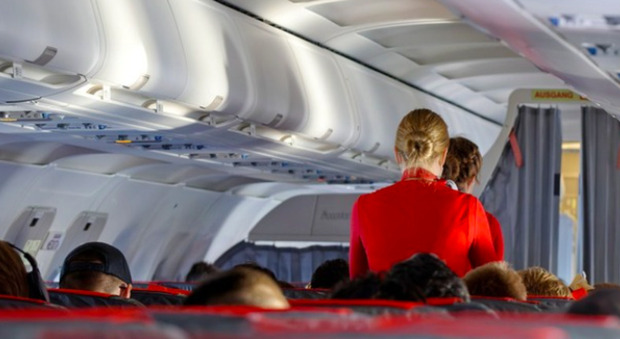 «Se non indossi il reggiseno non puoi viaggiare con noi»: la regola sorprendente di una compagnia aerea