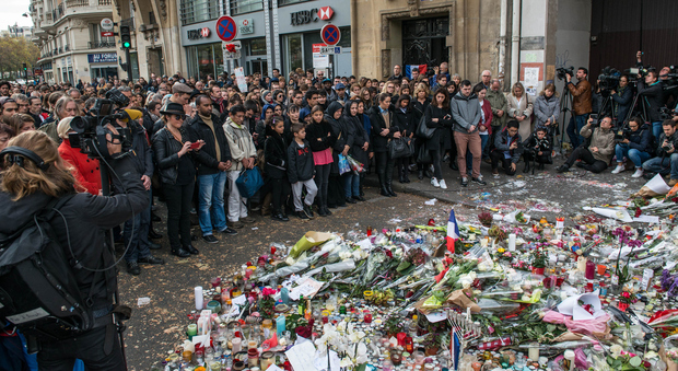 Parigi, «Alzati o ti uccido»: spunta l'audio del terrore al Bataclan