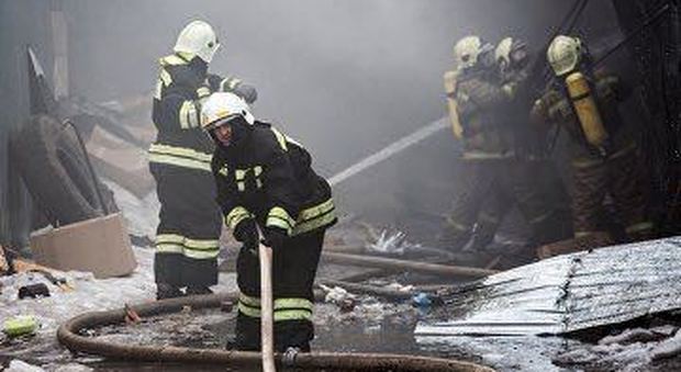 Scoppia un incendio in un deposito: 16 persone morte tra le fiamme