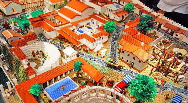 Gli scavi di Pompei festeggiano i mattoncini Lego, il post è virale