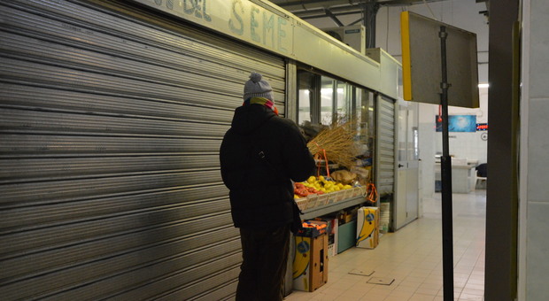 Ancona, borseggiatori al mercato Anziani derubati mentre fanno la spesa