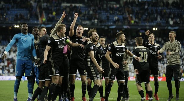 I calciatori dell'Ajax festeggiano dopo la vittoria contro il Real Madrid al Bernabeu