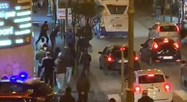 Salerno, caos e paura in centro: ubriaco aggredisce due militari