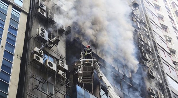 Grattacielo in fiamme: almeno 25 morti, la gente si cala dalle finestre