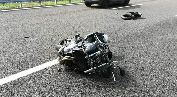 Incidente sull'autostrada Napoli-Salerno: auto contro guardrail, un morto e traffico in tilt