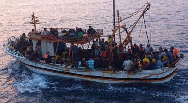 Cinquanta cadaveri nella stiva di un barcone diretto in Italia
