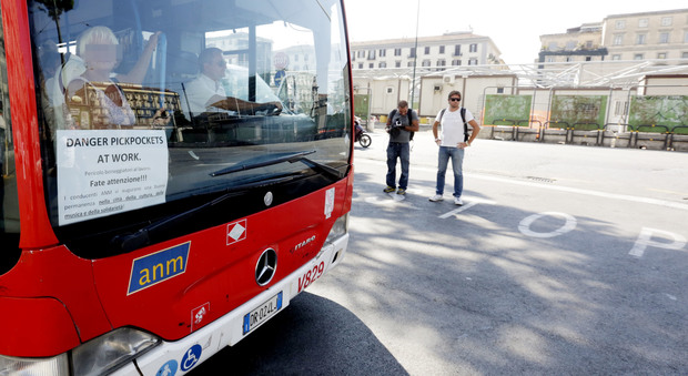Napoli, sul bus gratis col ticket falso è boom di abbonamenti contraffatti