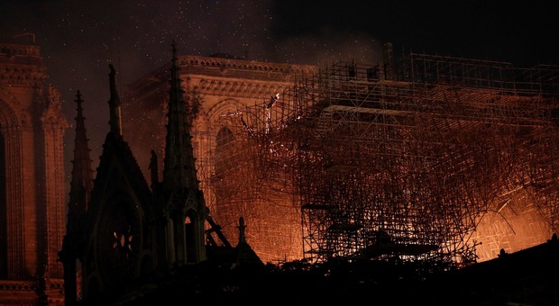 Parigi, grosso incendio a Notre Dame
