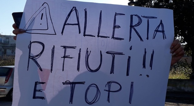 Napoli Est, ancora cumuli in strada: protesta delle mamme davanti alla scuola