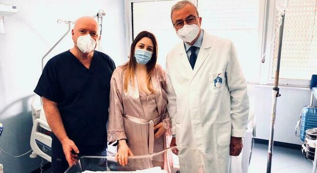 Da sinistra il primario di ginecologia del Cardarelli Claudio Santangelo mamma Francesca e Mario Muto primario di neuroradiologia interventistica