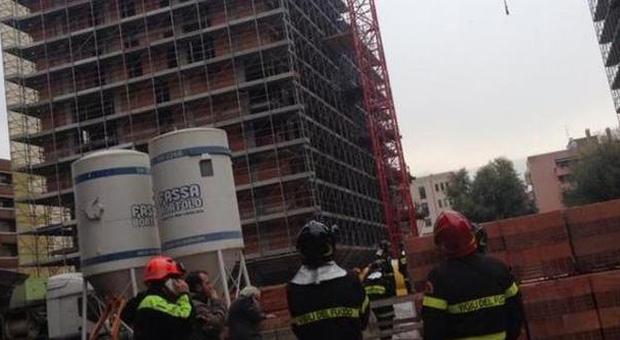 Milano, senza stipendio da sei mesi: operai barricati su una gru nel cantiere di via Voltri