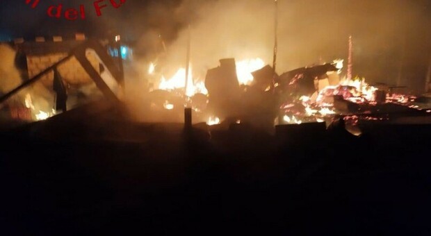 Incendio nella notte nella baraccopoli che ospita i migranti: nessun ferito