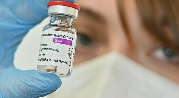 Astrazeneca, ultimatum dall'Europa per le consegne: ma l'azienda non risponde. E in Cina il vaccino è poco efficace