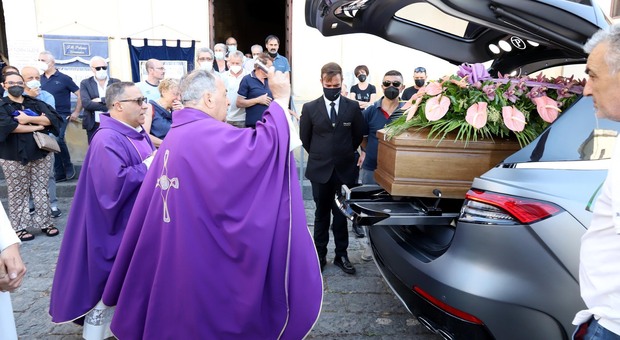 Filomena uccisa dal figlio 17enne a Napoli, il parroco ai funerali: «Morta per troppo amore»