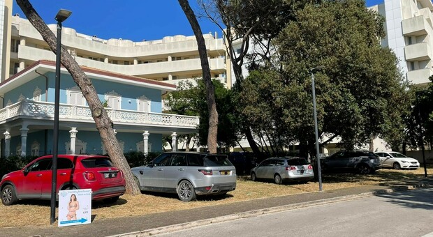 Senigallia, Villa Pieralisi assediata dalle auto. Il caso sosta selvaggia (ri)esplode
