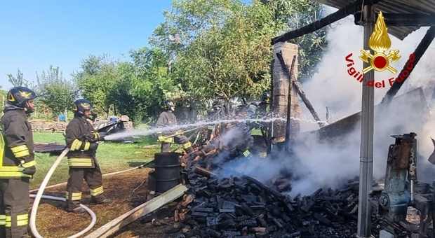 Deposito di legna distrutto dalle fiamme, i pompieri domano l'incendio e salvano l'abitazione confinante