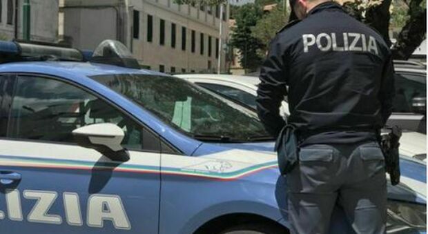 Roma, sparatoria in strada a Centocelle, spari anche sulle auto in sosta: ferito un 49enne, è in ospedale