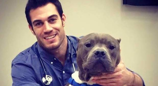 Il veterinario star di Fb: bellissimo coi suoi 'pazienti'