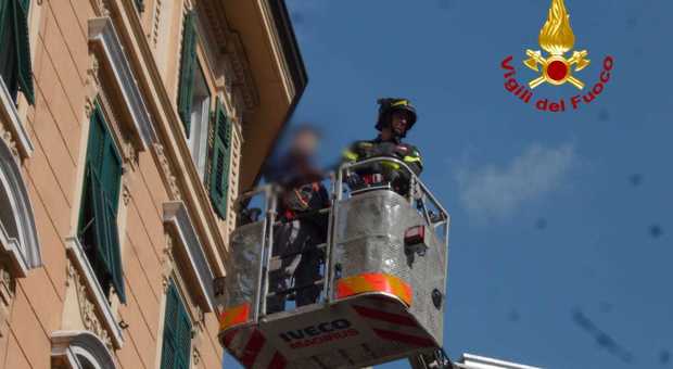 Restano bloccati a 15 metri di altezza: operai salvati dai pompieri