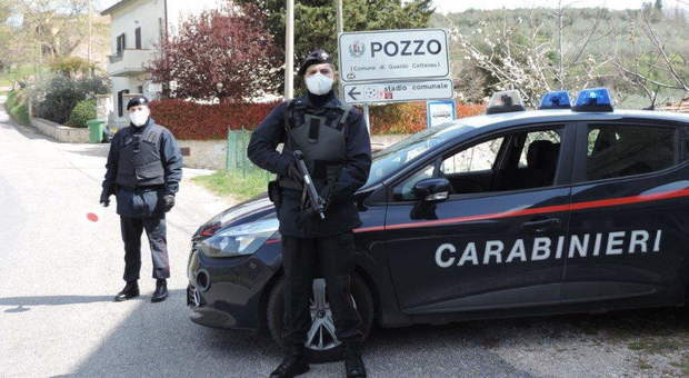 I carabinieri sorvegliano l'ingresso a Pozzo di Gualdo Cattaneo
