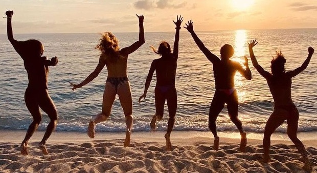 Le pantere dell'Imoco in topless sulle spiagge della Sardegna per la foto di rito che fa impazzire i social