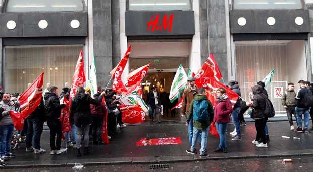 Napoli, in piazza i dipendenti di H&M: «Più certezze sul nostro lavoro»