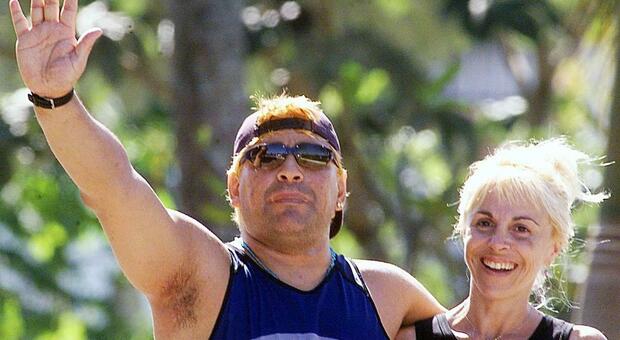 Maradona e le 14 accuse all'ex moglie Claudia: «Mi ha tradito e derubato»