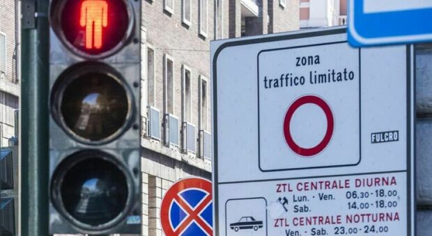 Genitori passano attraverso la Ztl vietata 104 volte per portare il figlio a scuola: multa choc da 13mila euro