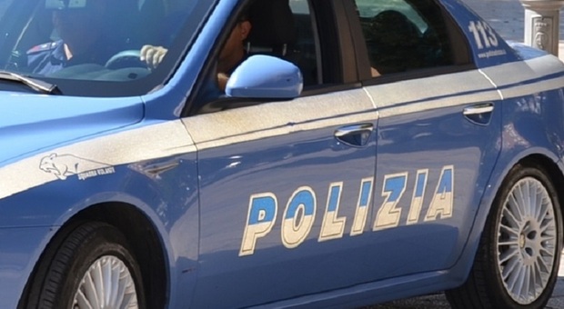 Aggredita dal compagno in autostrada, la figlia di dieci anni chiama la polizia e lo fa arrestare