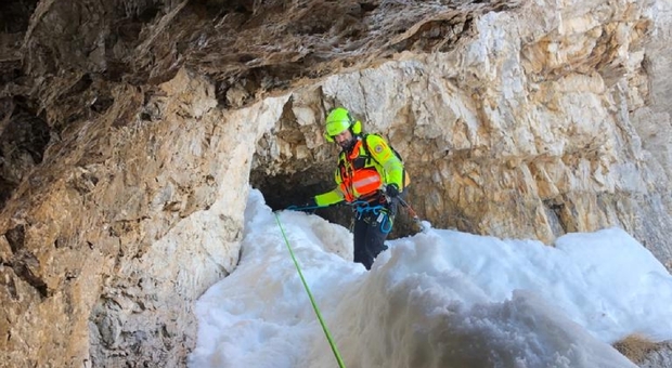 Monte Cornetto, alpinista di 29 anni precipita in cordata e muore davanti alla compagna