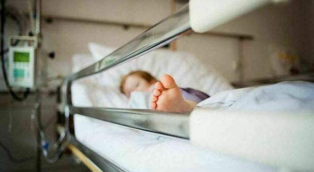 Covid, bimba di dieci anni ricoverata a Genova: soffre di una rara malattia infiammatoria cronica