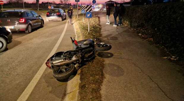 Incidente a Pagnano d'Asolo, auto piomba su un gruppo di giovani motociclisti, conducente morto e un 16enne in prognosi riservata