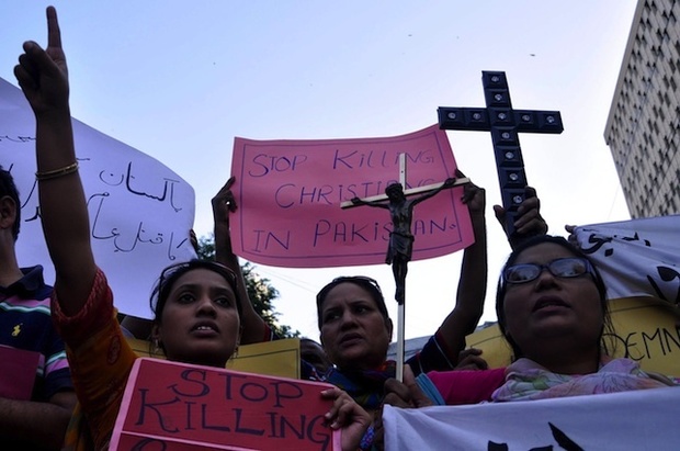 Pakistan, famiglia cristiana non si converte all'Islam: ragazza di 17 anni stuprata davanti al fratello