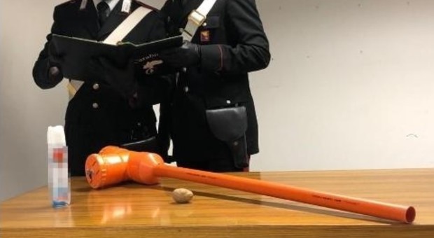Sparano patate ai passanti con un bazooka artigianale: denunciati due 30enni